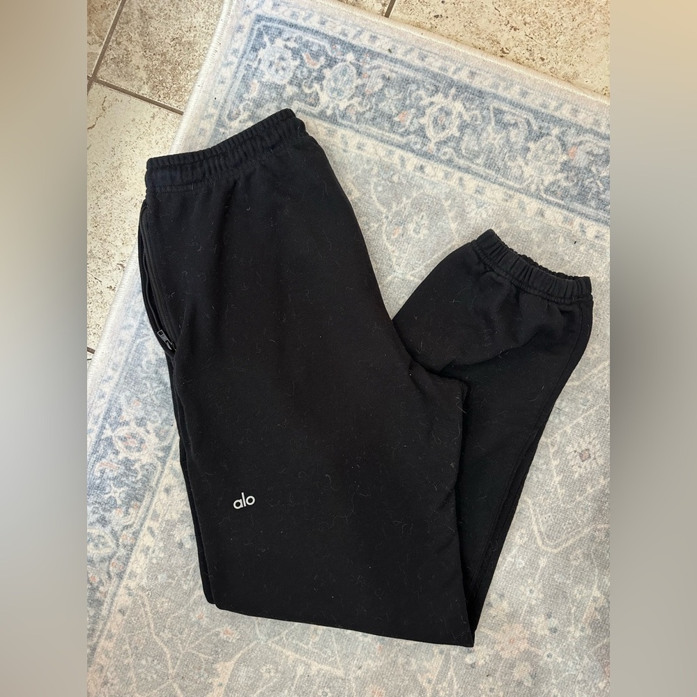 Alo Chill Sweatpants in Black